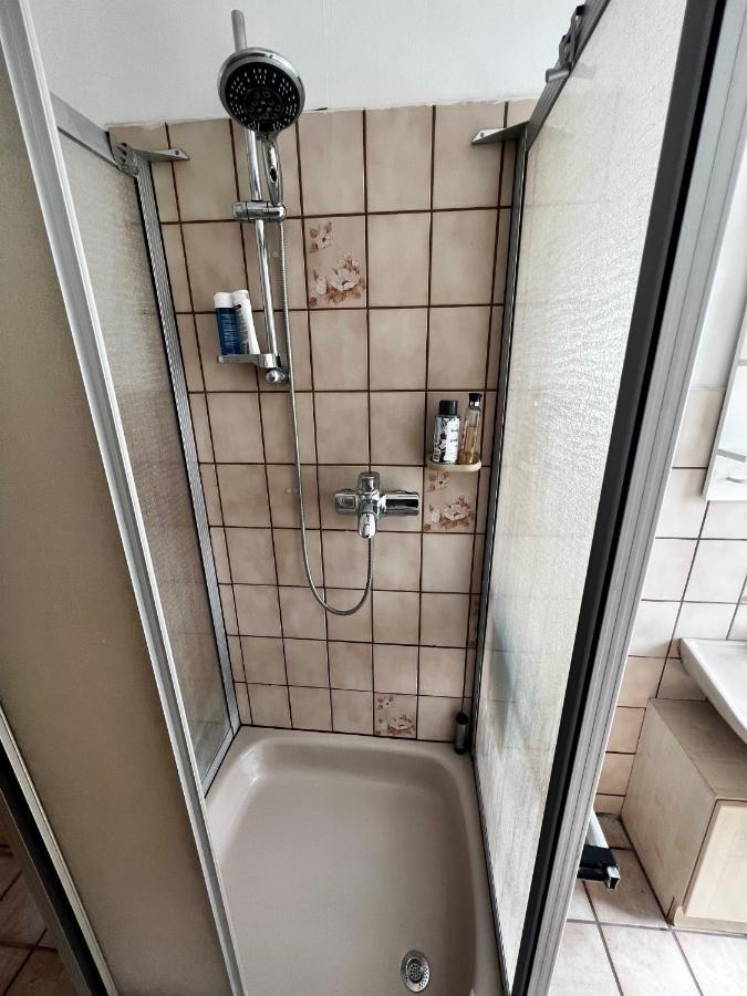 Praktisches Zimmer Im Grossen Haus Mit Garten Düsseldorf Zewnętrze zdjęcie